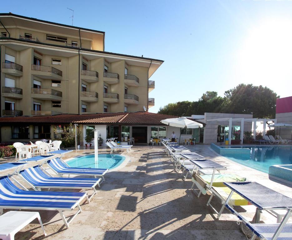 Hotel Bristol Линьяно-Саббьядоро Экстерьер фото